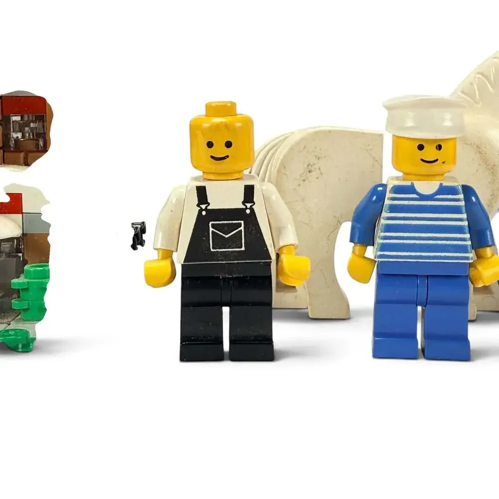LEGO Lot Bricktober 2014 Pizza Place Set with Minifigures, Finger puppet, horse
